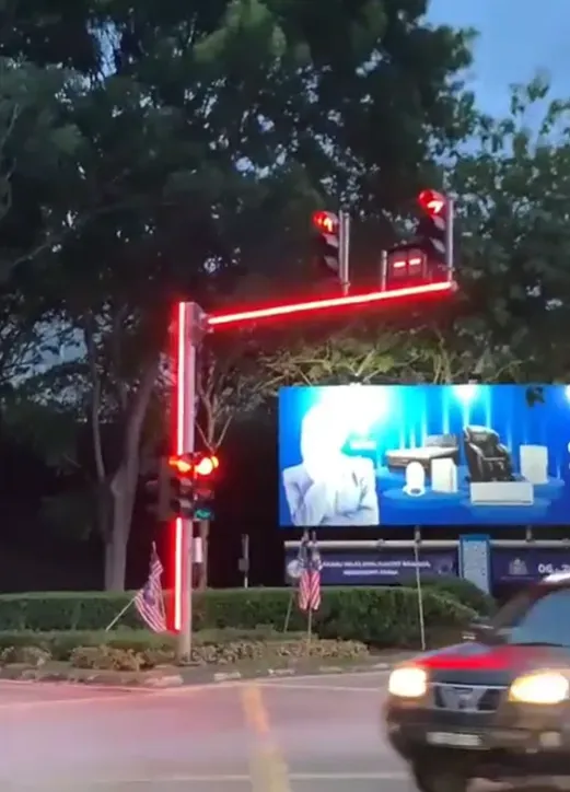 影/杜絕闖紅燈？大馬首創LED「光劍」號誌燈　夜間視線更清晰網評價兩極