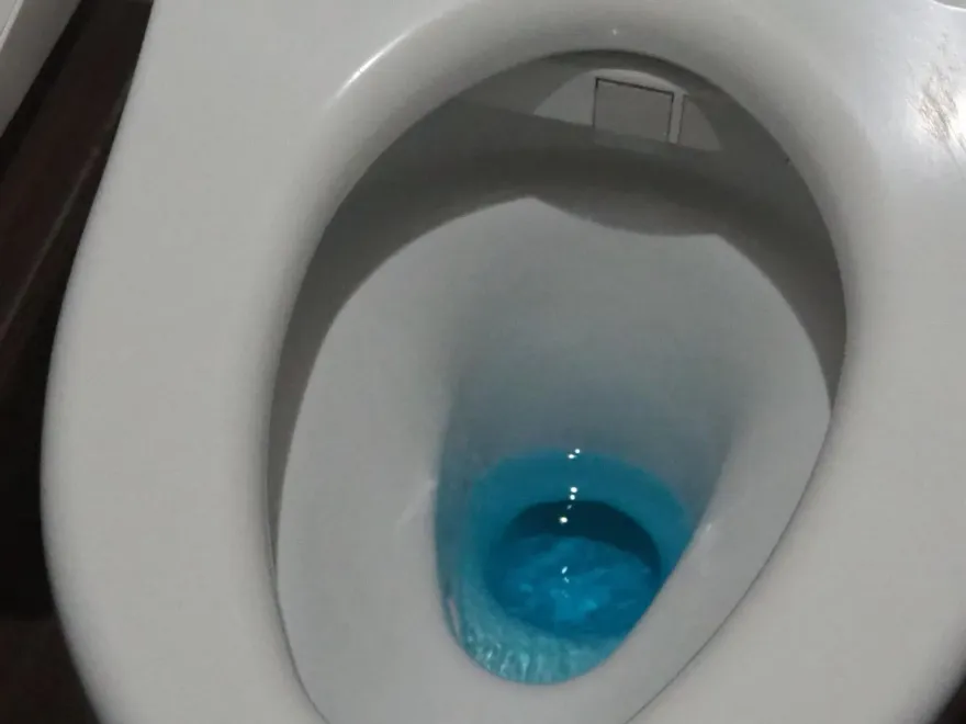 男網友尿液由「淡黃轉綠」急求助！網友曝原因　笑稱：可以轉生了