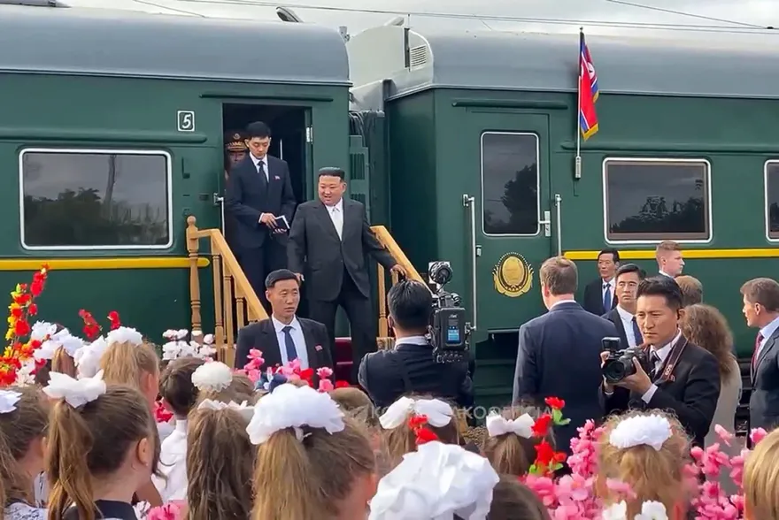 影/金正恩抵海參崴！學生列隊高喊「萬歲」迎接　俄防長陪同參觀航空裝備