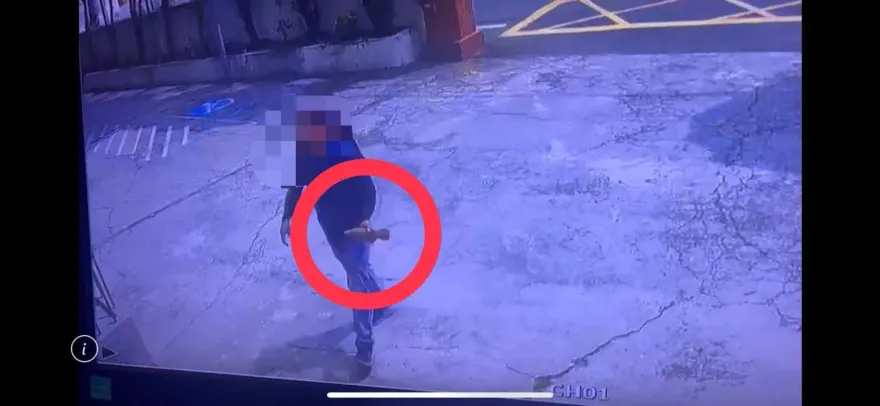 影/員警嚇到差點閃尿！彰化工地挖到未爆彈　工人竟徒手拿到派出所