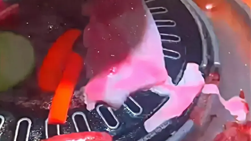 影/烤肉滲出詭異「芭比粉液體」　使用組合肉？餐廳回應：正常血水