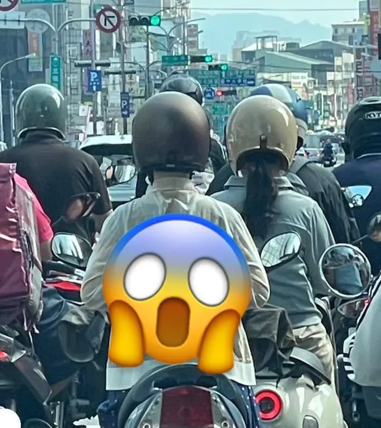 超軟Q騎士！等紅燈「背後結印」 網驚：姿勢標準到以為是正面