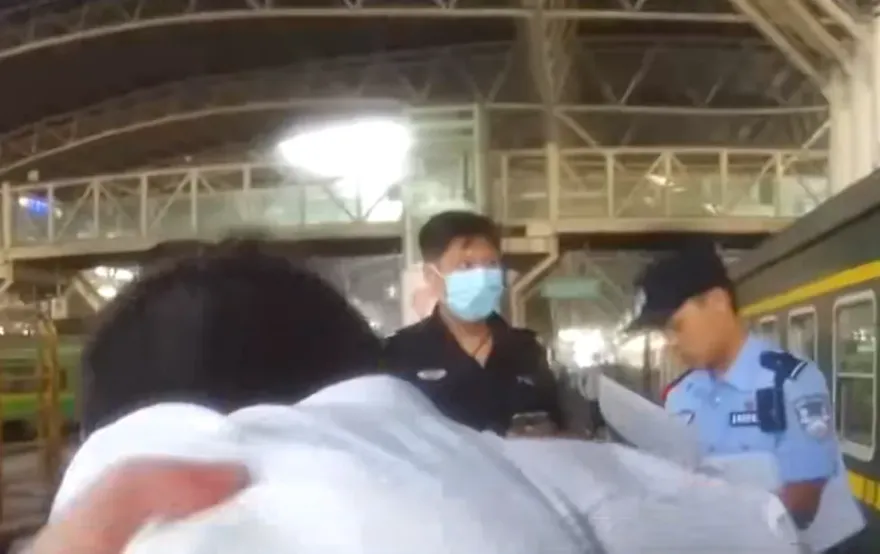 已婚男列車上3度伸出鹹豬手偷摸女乘客　同行妻子當眾怒甩巴掌