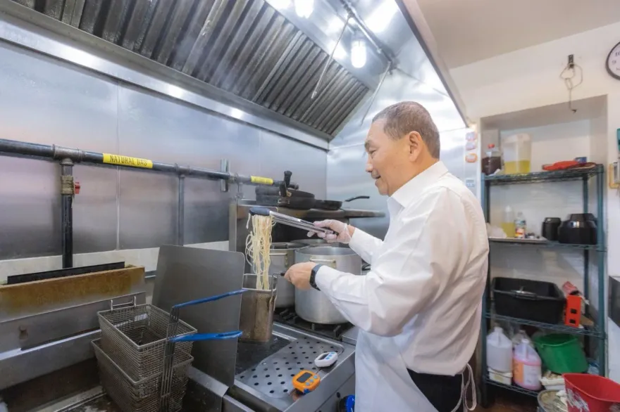 侯友宜紐約會台青　當一日廚師煮牛肉麵下煎餃