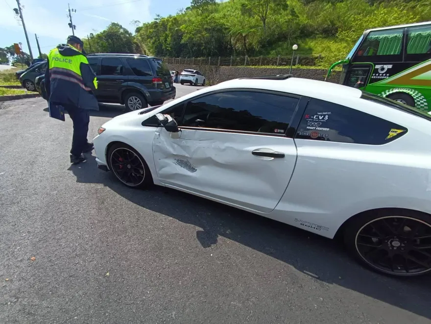 影/坪林北宜公路「轎車、重機擦撞」！2人緊急送醫　現場慘況曝光