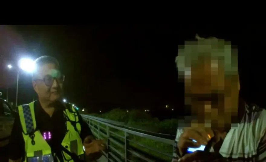 喝完喜酒連闖紅燈遭攔　74歲老翁竟想騎「警用機車」落跑