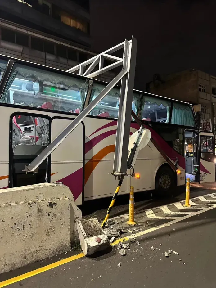 頭過身不過！國光客運「卡」陸橋　限高桿拔起來了