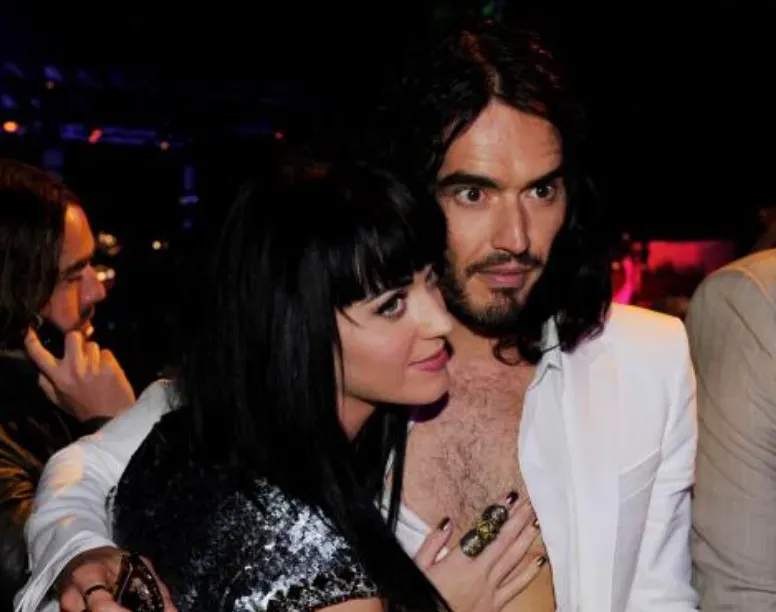 疑性侵4女！凱蒂佩芮前夫遭爆「婚內出軌」…竟壓牆硬上未成年