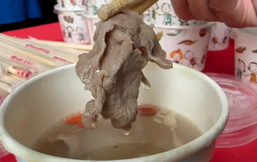 影/好餓！彰化千份羊肉湯免費送　人龍排200米「吃出Q彈好滋味」