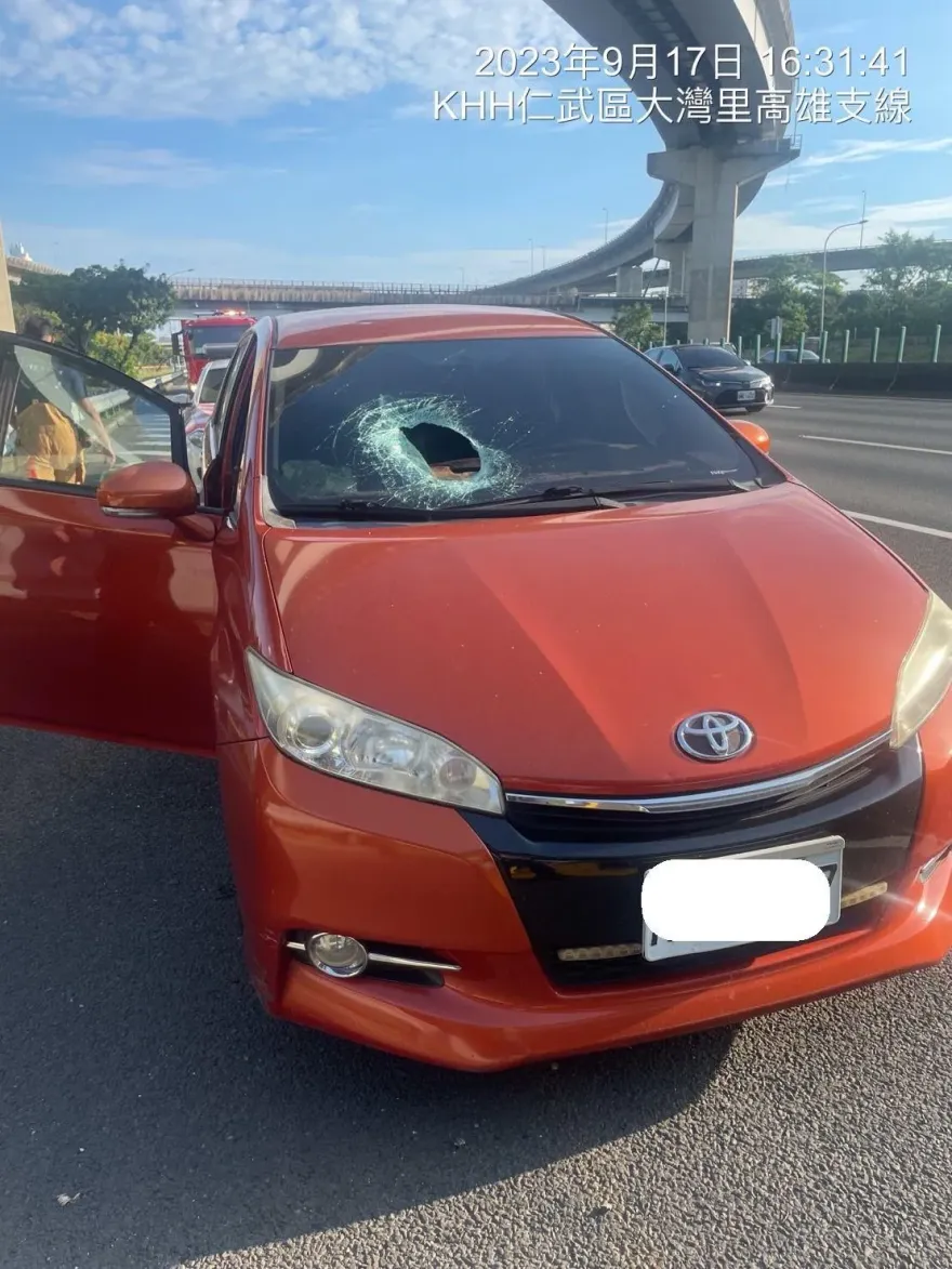 快訊/國1「血滴子」險奪命！「飛來鐵塊」射入擋風玻璃　男乘客挫傷送醫