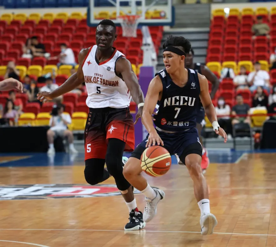 「宇宙政大」扳倒SBL前冠軍　游艾喆全能身手宰台銀