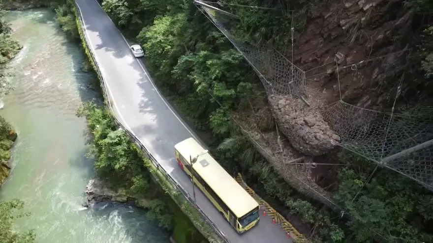 影/落石攔截「遊覽車還在下方跑」！埔里投131線牛洞段明起封閉施工5天