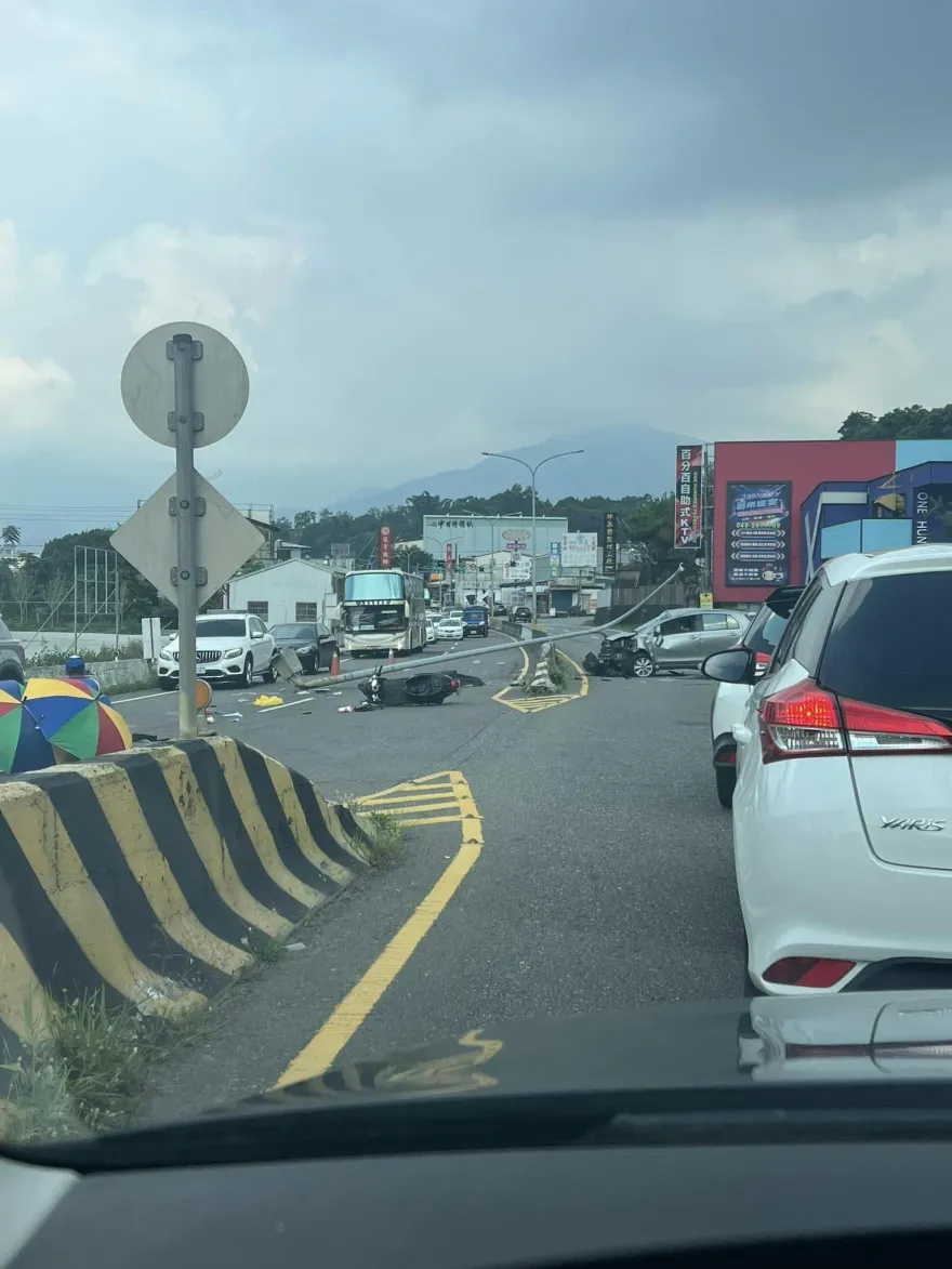 南投婦恍神撞斷燈桿　害騎士閃避不及撞上慘摔