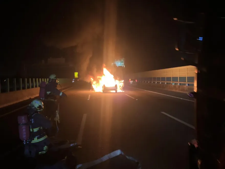 快訊/國3北上香山段驚傳火燒車！　中線「大火球狂燒」