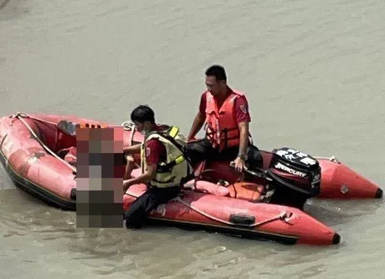快訊/台南麻善大橋「1男落水」！消防員吊掛下艇緊急搶救