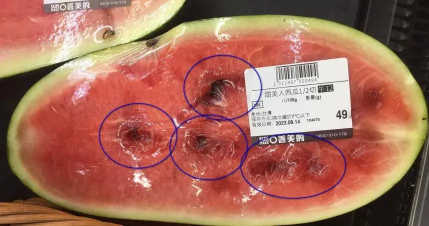 想買賣場剖半西瓜　卻見「瓜瓤被人戳爛」