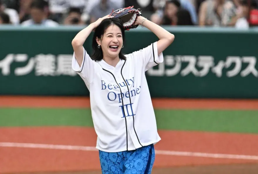 影/日劇最狂大嫂幫西武開球　「好球提前落地」抱頭苦笑