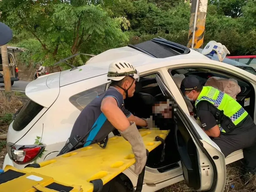 影/苗17-2線鄉道過彎失控！男自撞電桿亡　車頭全毀整輛變形