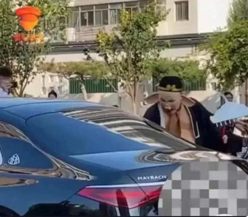 影/新郎扮豬八戒乘邁巴赫迎親　網友調侃：莫非新娘姓高？