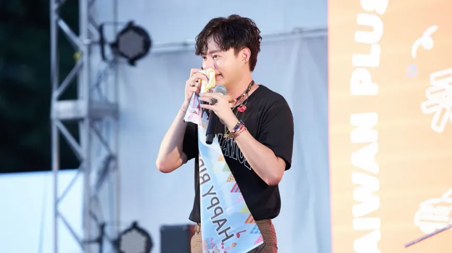 許富凱日本開唱！憶亡父突淚灑舞台　哽咽曝：爸爸一路教導我唱歌