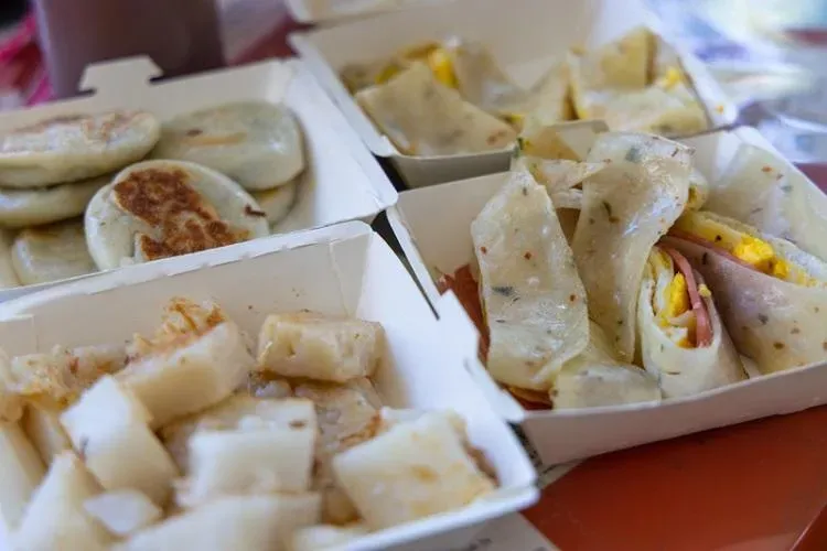 最貴才20元！彰化佛心早餐店30年凍漲　全場驚：點全餐400元有找