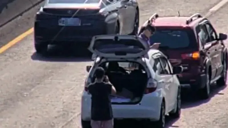 國道一號2車追撞！駕駛下車背對車流拍照　網嚇傻：不要命了嗎