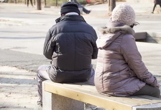 社會悲歌！老夫妻路上「相見不相識」　老翁扶老婦到警局才知「她是我太太！」