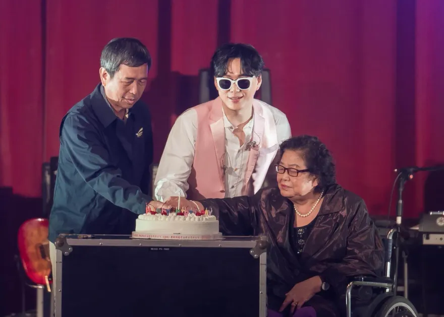 蕭煌奇慶生亡父「現身」祝賀引淚崩　蕭媽媽喊話：趕快娶某生子！