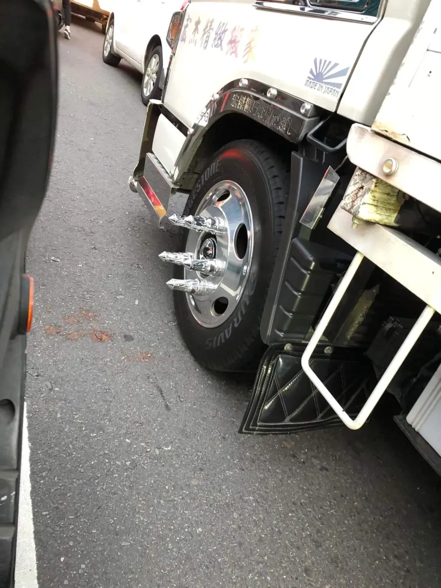 貨車「血滴子」！鋁圈裝5根尖刺「戰車要人血肉模糊」？　最高才罰9600元