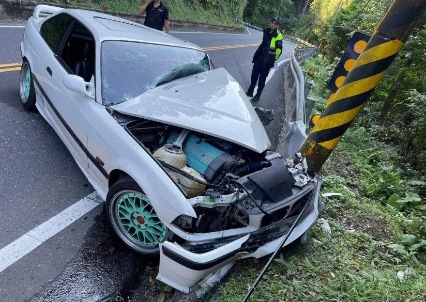 影/彎不過就填海！BMW男北宜晴天飆車　過彎撞對向電桿、車頭爛