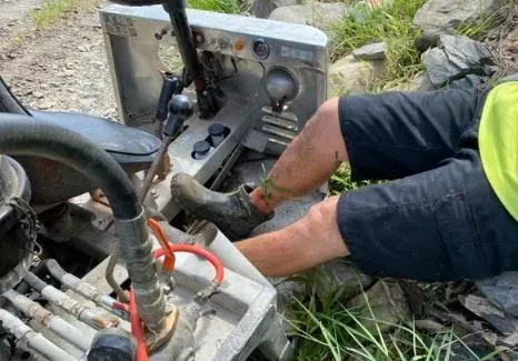 屏東果農忙到一半小腿慘被吃進農務機！警消使出「排空液體」減重大招成功救人