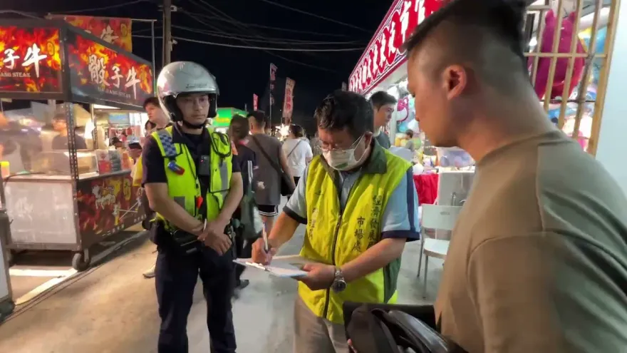 開張第1天就挨罰！南市經發局衝大東東夜市　開罰單、舉「非法經營」看板勸退攤商