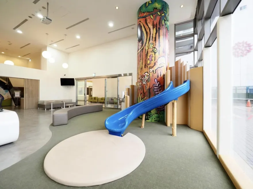 診所溜滑梯消失了！恐龍家長「一招搞掉它」　前後對比照曝光