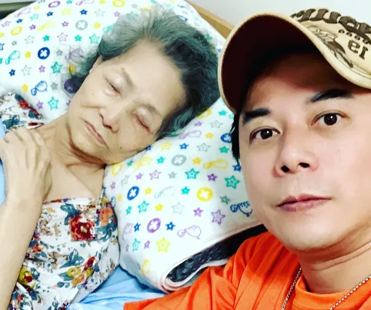 演員馬幼興「癱瘓母驟逝」！拍戲錯過見最後一面　合照洩思念：太快了