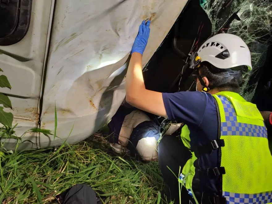 深夜車禍！「貨車翻進邊坡」司機慘破相　警消23mins助他脫困