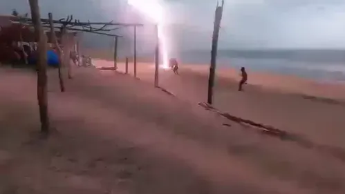 影/女遊客海灘遊玩突遭雷劈「當場死亡」　7秒奪命駭人畫面曝光