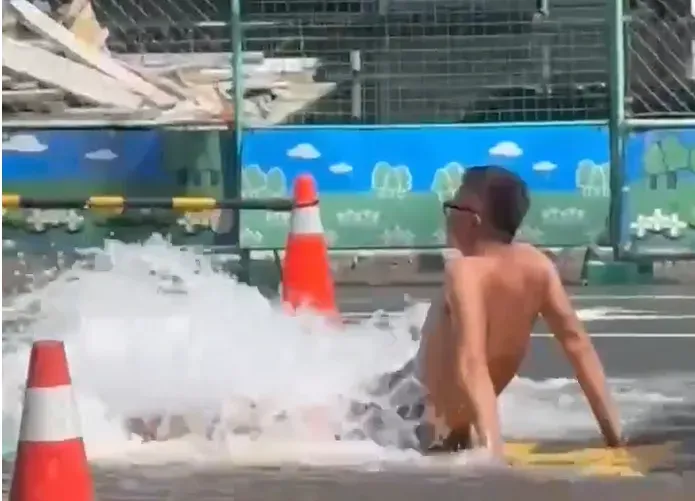 影/工人「肉身堵水」！高雄鳳山市區驚見噴泉　工務局：自來水管線爆管