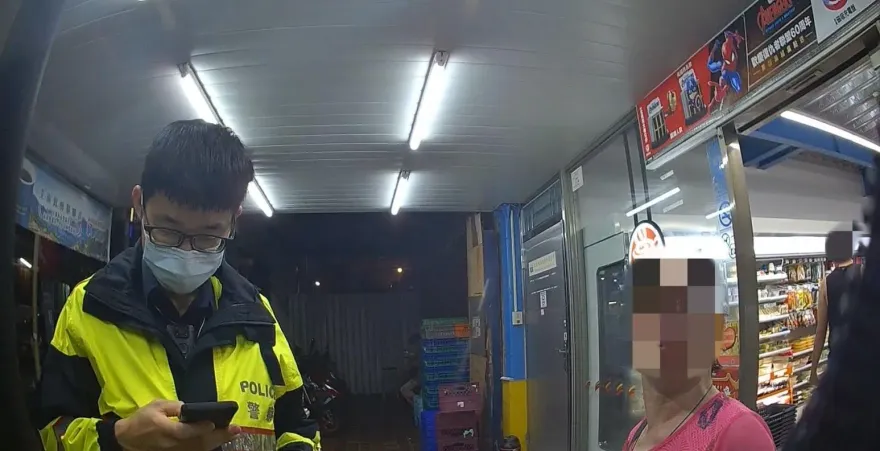 影/挨家挨戶冒雨感應！台中婦獨坐超商跳針說「我住大飯店旁邊」 警助返家