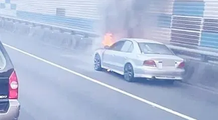 快訊/國道2號桃園路肩驚見火燒車！「10分鐘燒成廢鐵」現場回堵3公里