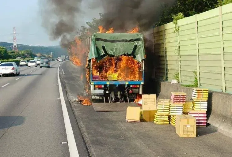 快訊/中秋節前爆「月餅慘案」！國道1號泰安段驚傳火燒車　超過一半禮盒燒毀