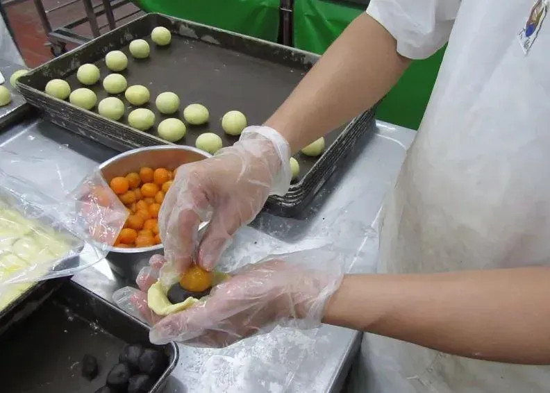 「鐵窗牌蛋黃酥」爆單3萬顆！台東泰源監獄蛋黃酥物美價廉　老饕年年好評