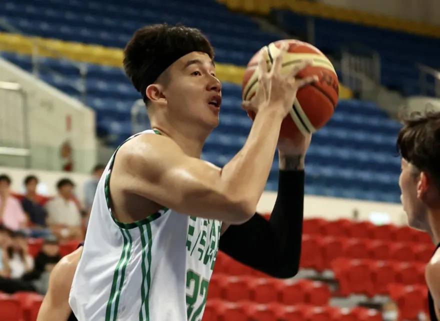 「台版文班亞馬」超扛！吳沛嘉11分3阻攻狂吃莫巴耶　「左手天勾」戲耍對手仍吞敗