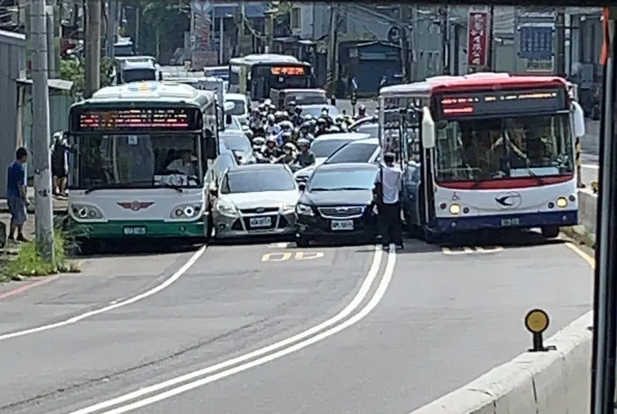 影/大型臨時跟公司請假現場！八里4車卡住「全線被封閉」 近百人動彈不得眼神死