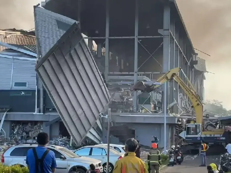 快訊/屏東高爾夫球具廠大爆炸/重機具開挖中！6人失聯家屬盼一線生機
