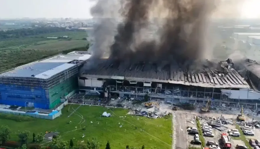 屏東高爾夫球具廠大爆炸/最新空拍畫面曝光！黑煙蓋天「消防車被埋」　磚瓦散落宛如戰場