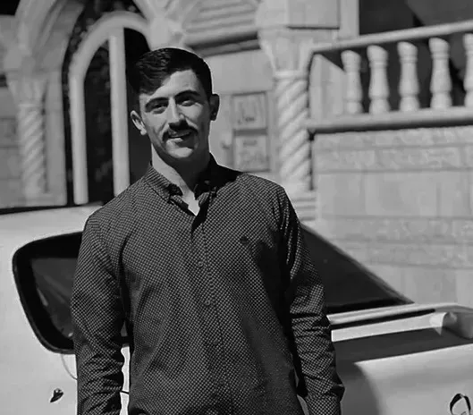 影/樂極生悲！準新郎警官辦單身派對　友人「對空開槍」慶祝卻失手將他擊斃