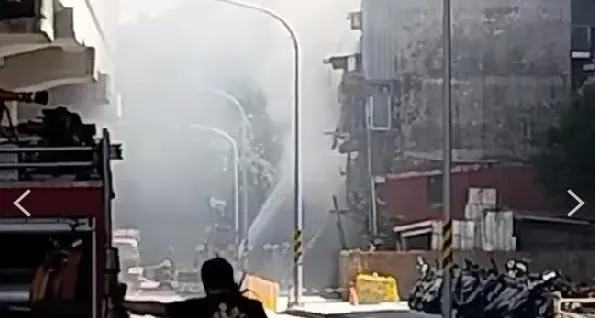 快訊/新店民宅驚傳火警！大量濃煙竄出　消防緊急灌水搶救