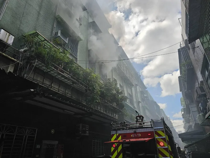 影/新北三重民宅火警　狂冒白煙2住戶急逃脫困