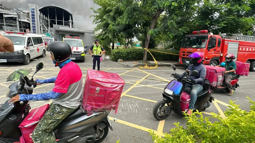 屏東高爾夫球具廠大爆炸/警消連夜搶救太辛苦！　外送員自發性快閃送餐打氣