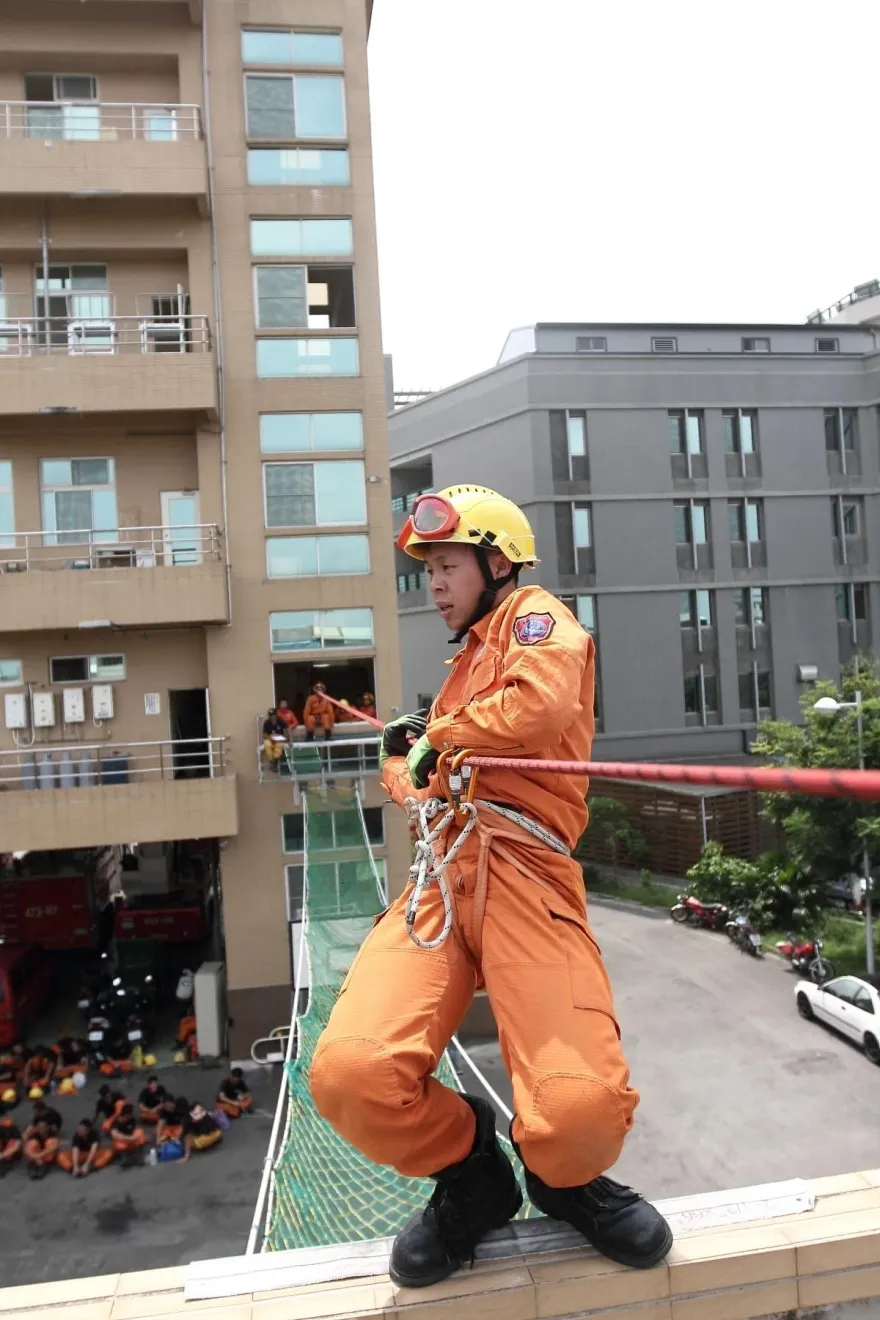 屏東高爾夫球具廠大爆炸/消防員施寶翔、鍾吉垣命喪火窟　同學慟：約好要平安歸來